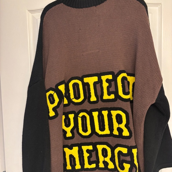 Dressed in lala sweater - Picture 5 of 6